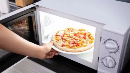 How to reheat pizza in microwave?