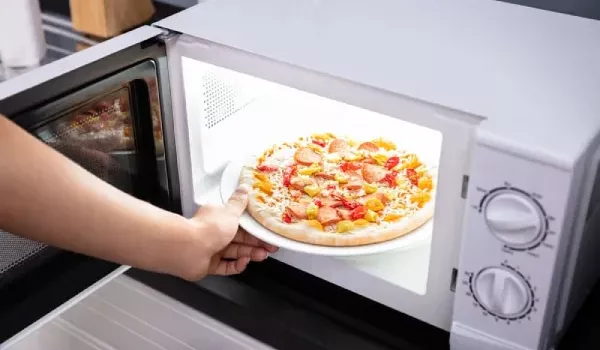 How-to-reheat-pizza-in-microwave