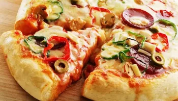How many calories in a slice of pizza? Nutrition & Pizza calories